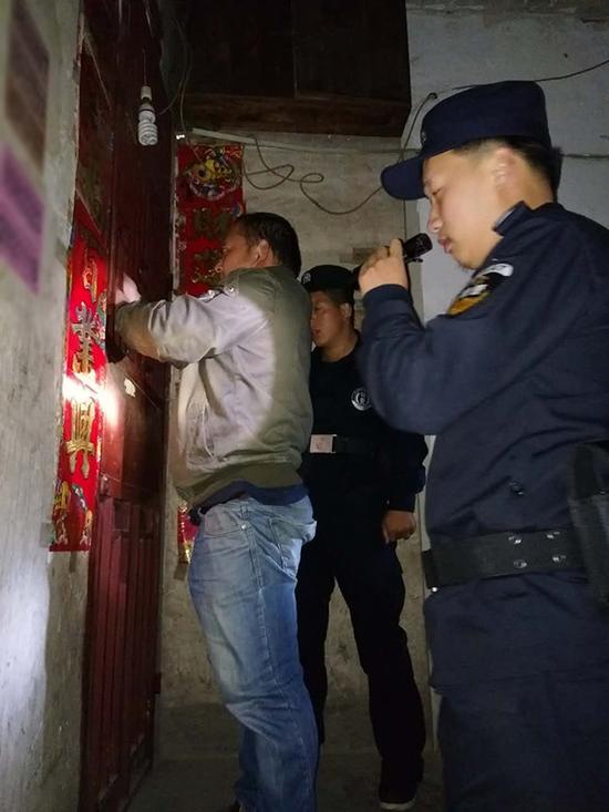 德宏粗心妈妈误将幼女锁家中 民警全城寻开锁师傅开门