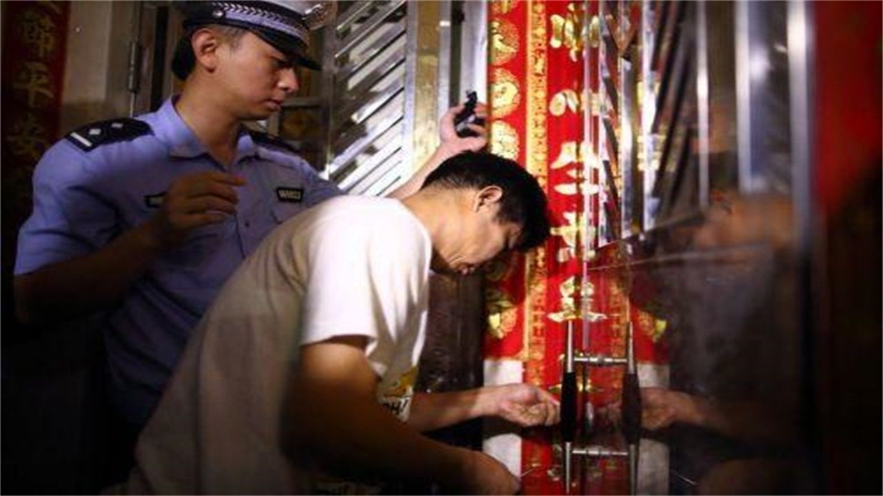 德宏请开锁师傅开了锁后，师傅为什么一般都不进门，就算主人请也不进去？